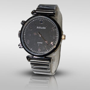 שעון אנלוגי כסוף עם מצלמה