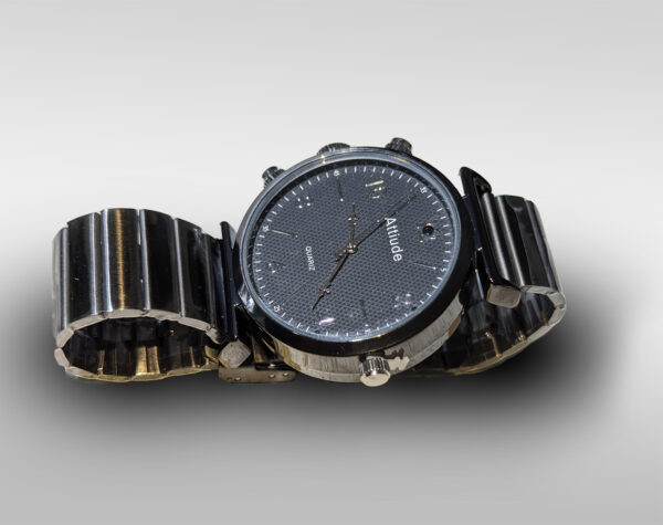 שעון אנלוגי כסוף עם מצלמה